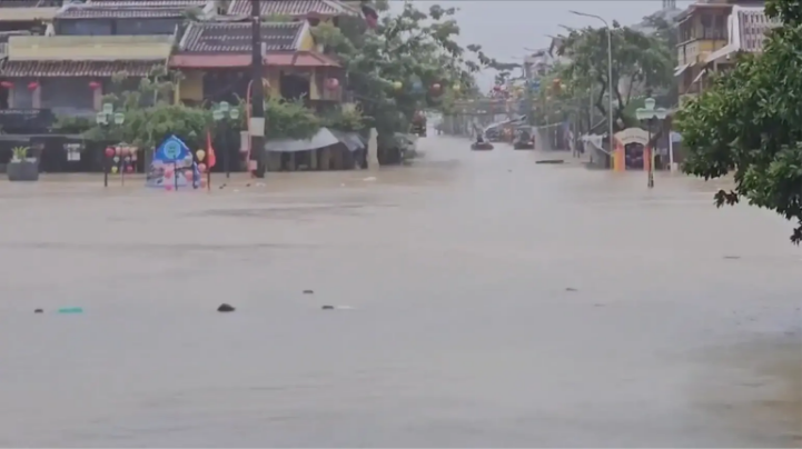 Đà Nẵng sơ tán hàng nghìn dân trong đêm vì nước lũ